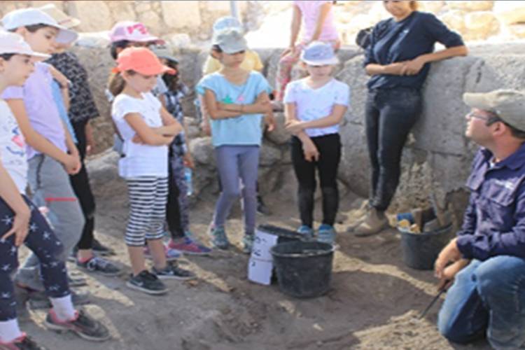   תלמידי העיר מודיעין בחפירה חינוכית קהילתית בגבעת תיתורה, צילום: ורד בוסידן