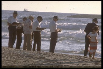 בתמונה: תשליך בראש השנה על חוף הים בתל אביב, 1980. הצילום: Sa'ar Ya'acov (לע"מ)