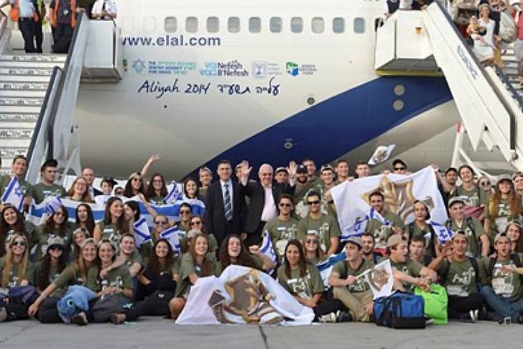 נשיא המדינה לשעבר ראובן ריבלין מקבל את פניהם של קבוצת עולים חדשים מארצות הברית בנמל התעופה בן גוריון, 2014. הצילום: Mark Neyman (לע"מ)