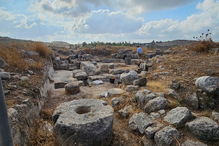 בית הבד בתוך מבנה הכנסייה צילום: גלעד שטרן רשות העתיקות