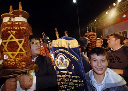 בתמונה: הקפות שניות במוצאי חג שמחת תורה בגן הפעמון בירושלים, 2008. הצילום: AMOS BEN GERSHOM (לע"מ)