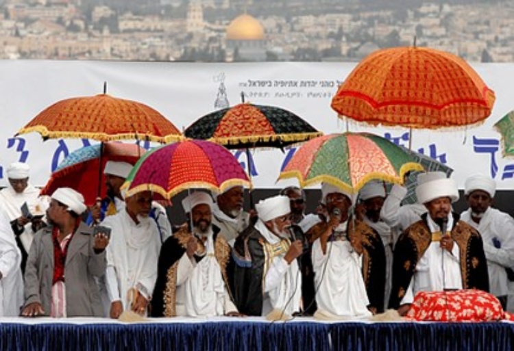 חג הסיגד של יהודי אתיופיה. בתמונה: קייסים אתיופים חוגגים בטיילת בארמון הנציב בירושלים, 2009. הצילום: Mark Neyman (לע"מ)