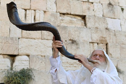 בתמונה: תפילת ערב יום הכיפורים ברחבת הכותל המערבי בירושלים, 2014. הצילום: Mark Neyman (לע"מ)