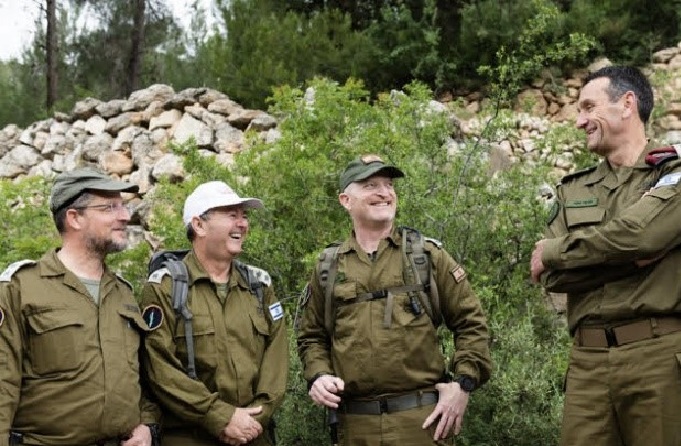 הרמטכ"ל לצד קציני מורשת (והמחבר ביניהם) במקטע מתוך שביל צה"ל, צילום: דובר צה"ל