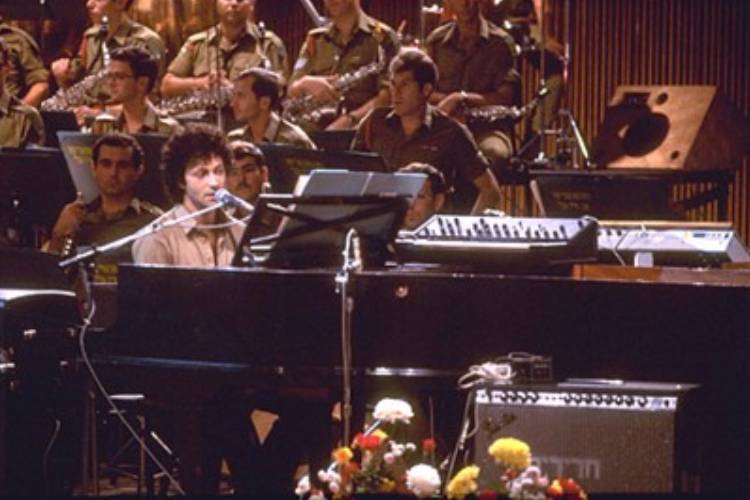 הזמר מתי כספי מנגן על פסנתר, בהופעת אומנים למען פליטי קמבודיה, בהיכל התרבות בתל אביב 1979. הצילום: SA'AR YA'ACOV (לע"מ)