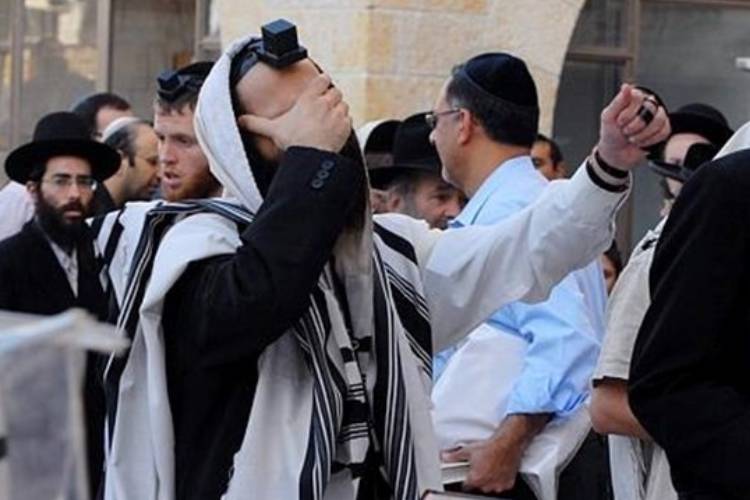 בתמונה: תפילת "סליחות" לקראת יום הכיפורים, בכותל המערבי בעיר העתיקה בירושלים, 2008. הצילום: MARK NEYMAN (לע"מ)