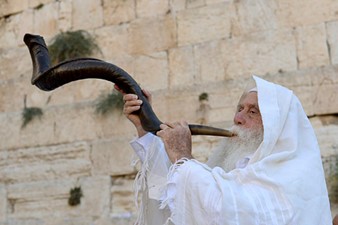 בתמונה: תקיעה בשופר, ערב יום הכיפורים ברחבת הכותל המערבי בירושלים, 2014. הצילום: Mark Neyman (לע"מ)  