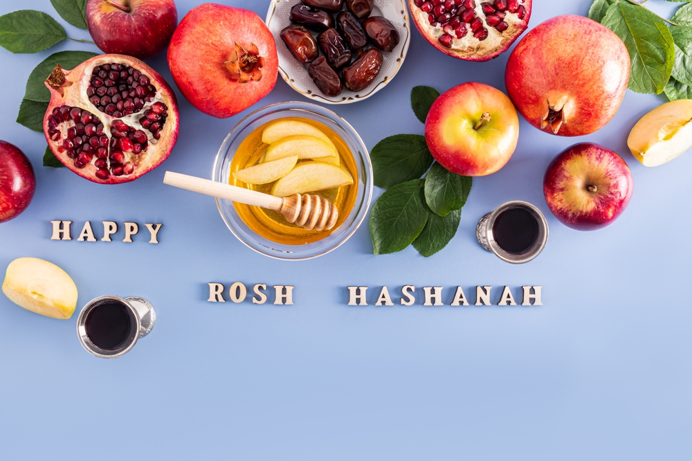 בתמונה: תפוח בדבש, רימונים ותמרים
