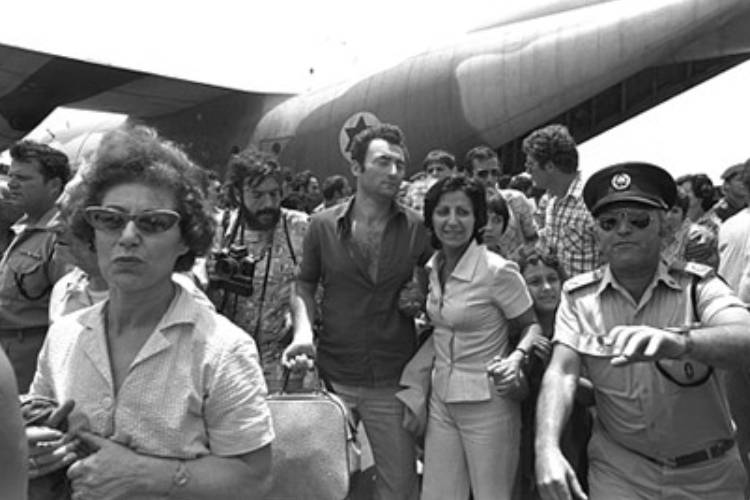  POLICE OFFICER CLEARING THE WAY FOR RESCUED AIR FRANCE HOSTAGES RETURNING FROM THEIR ENTEBBE ORDEAL, 1976 הצילום: MOSHE MILNER (לע"מ)