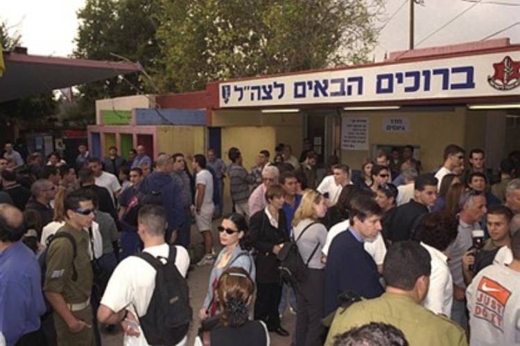 מתגייסים חדשים לצה"ל ברחבת הכניסה לבַּקוּ"ם, תל השומר, 1999. הצילום: OHAYON AVI (לע"מ)