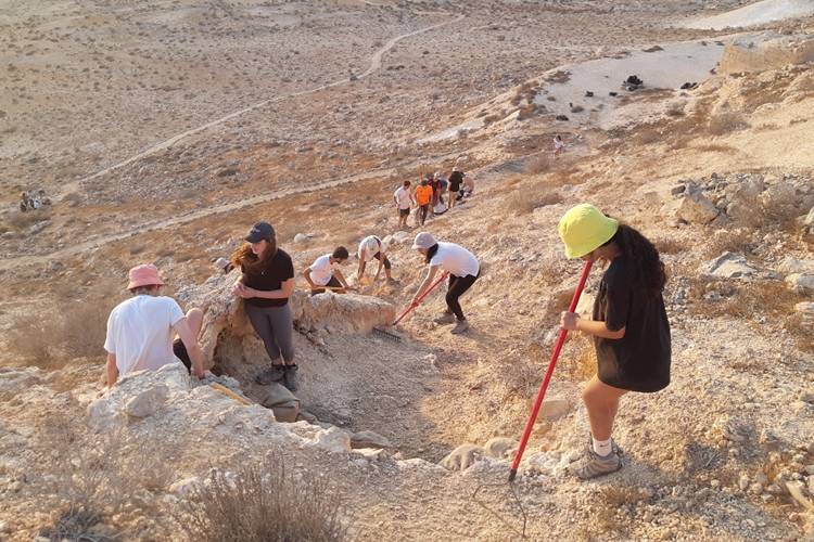 עבודות על שביל הגיתות בעזרת חניכי מכינת הנגב, צילום: ליאור שוימר