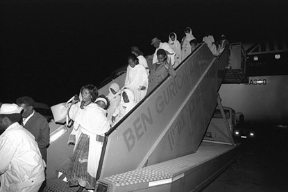 "מבצע שלמה" להעלאת יהודי אתיופיה לישראל. בתמונה, עולים חדשים יורדים מכבש המטוס שהביאם לישראל, בשדה התעופה בן גוריון, 1991. הצילום: אלפרט נתן (לע"מ)