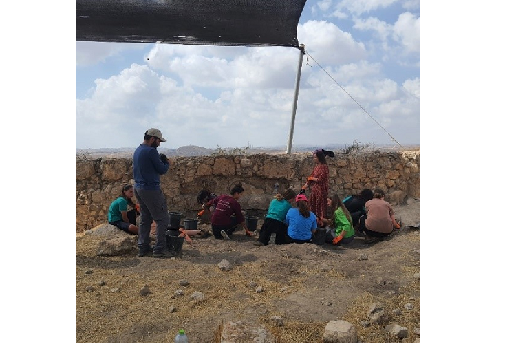 ניקיון הבריכה העתיקה בחורבת יתיר, צילום: אושרית שמוקלר