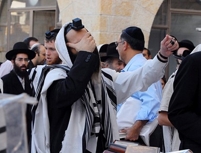 בתמונה: תפילת "סליחות" לקראת יום הכיפורים, בכותל המערבי בעיר העתיקה בירושלים, 2008. הצילום: MARK NEYMAN (לע"מ)