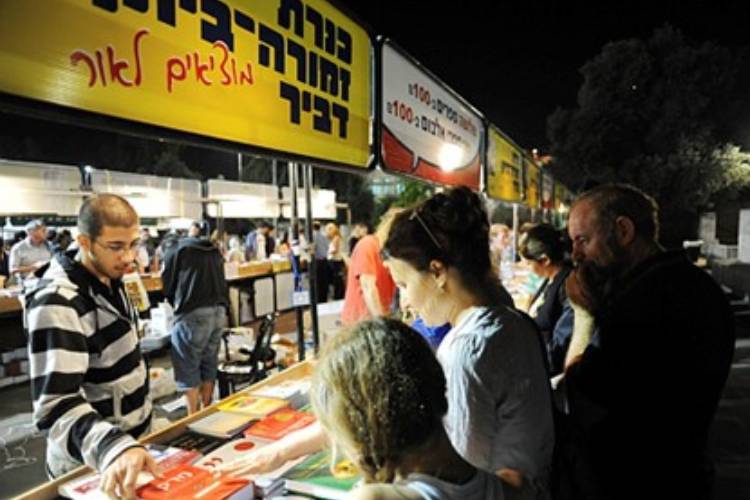 מבקרים מעיינים בספרים בשבוע הספר העברי בגן הפעמון בירושלים, 2009. הצילום: AMOS BEN GERSHOM, לע"מ