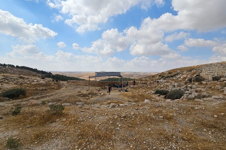 פעולות ניקיון בחורבת יתיר, צילום: פדריקו קוברין