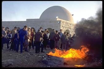 בתמונה: הדלקת מדורות ליד קברו של הרב אבוחצירא, "הבאבא סאלי" בנתיבות, ביום ההילולה (24/1/85). צילום: HARNIK NATI, לע"מ